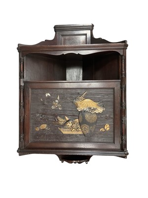 Lot 1409 - Good quality early 20th century hanging wall cabinet