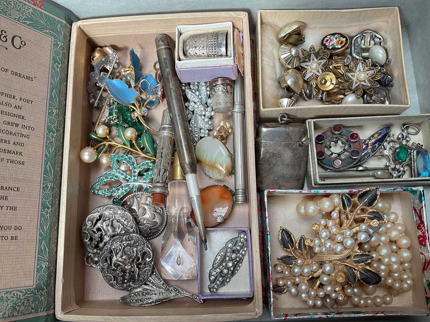 Lot 18 - Group of antique and vintage costume jewellery and bijouterie