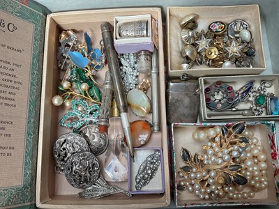 Lot 18 - Group of antique and vintage costume jewellery and bijouterie