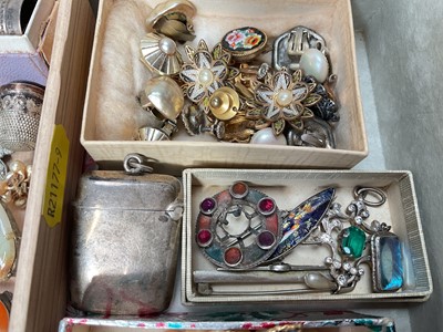Lot 18 - Group of antique and vintage costume jewellery and bijouterie