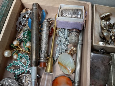 Lot 18 - Group of antique and vintage costume jewellery and bijouterie