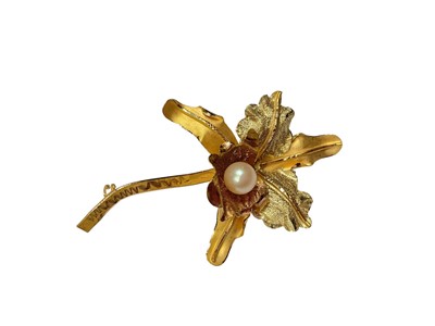 Lot 25 - Yellow metal brooch in the form of an orchid with a cultured pearl stamen, stamped 18K.