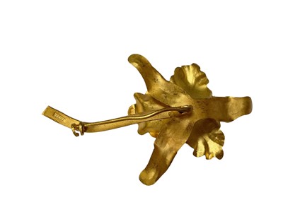 Lot 25 - Yellow metal brooch in the form of an orchid with a cultured pearl stamen, stamped 18K.