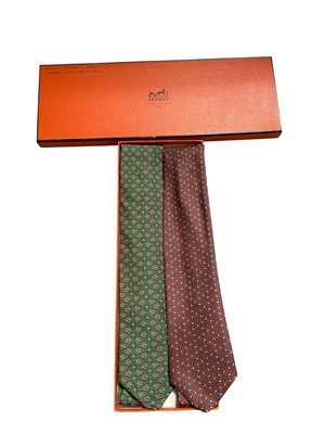 Lot 2504 - Two Hermès silk ties, burnt orange and grey Celtic link 7122 FA and green and red gold golf 7126 FA in box