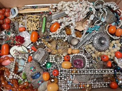 Lot 61 - Group of vintage costume jewellery to include paste set brooches and buckles, various beads etc