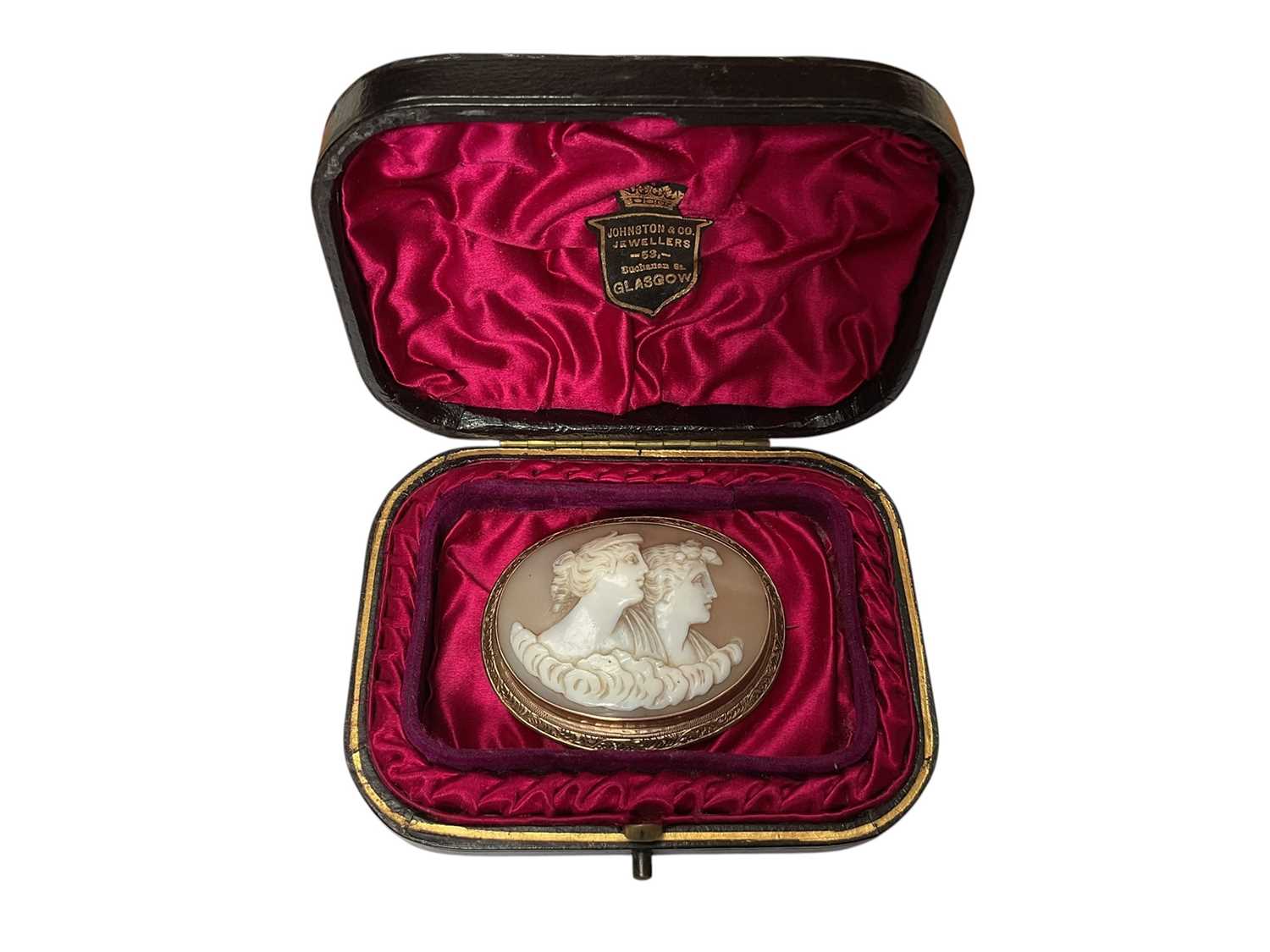 Lot 77 - 19th century carved shell cameo depicting two classical female busts in a yellow metal brooch / pendant mount