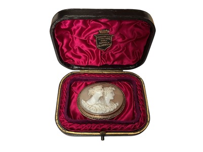 Lot 77 - 19th century carved shell cameo depicting two classical female busts in a yellow metal brooch / pendant mount