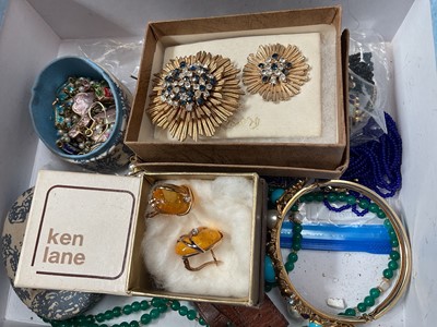 Lot 43 - Group of vintage costume jewellery and accessories to include vintage beads, Eastern style enamelled jewellery, vintage evening bag in a Fortnum & Mason box, powder compact etc