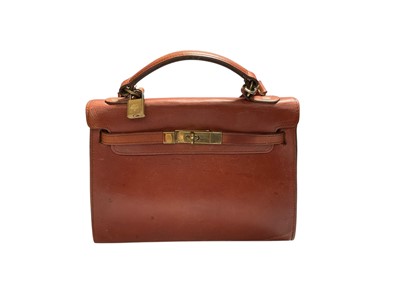 Lot 2510 - Mulberry 1980s Bergen style mid tan leather handbag with tartan lining. Made for the export market, Fabrique en Angleterre small label to interior, number 141630 on reverse of Mulberry logo me...