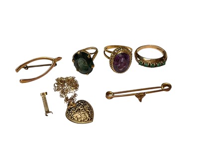Lot 123 - Group of gold and yellow metal jewellery to include three gem-set dress rings, heart pendant on chain, fox mask bar brooch and a wishbone brooch