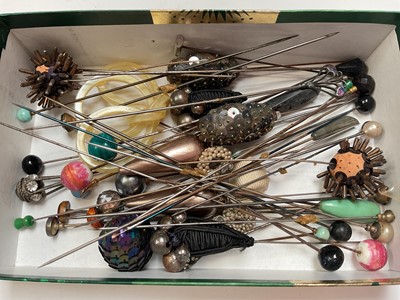 Lot 138 - Collection of vintage hat pins