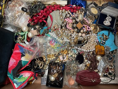 Lot 41 - Large quantity of vintage and later costume jewellery (1 box)
