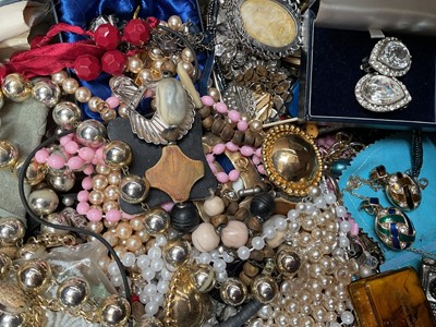 Lot 41 - Large quantity of vintage and later costume jewellery (1 box)