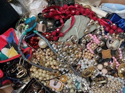 Lot 41 - Large quantity of vintage and later costume jewellery (1 box)