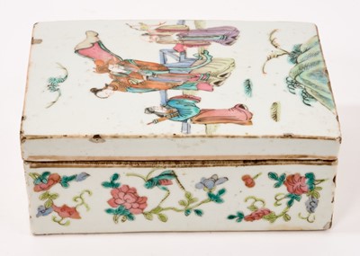 Lot 281 - Chinese porcelain lidded box, 19th century