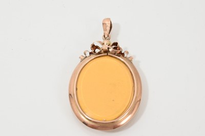 Lot 718 - 9ct gold locket in case