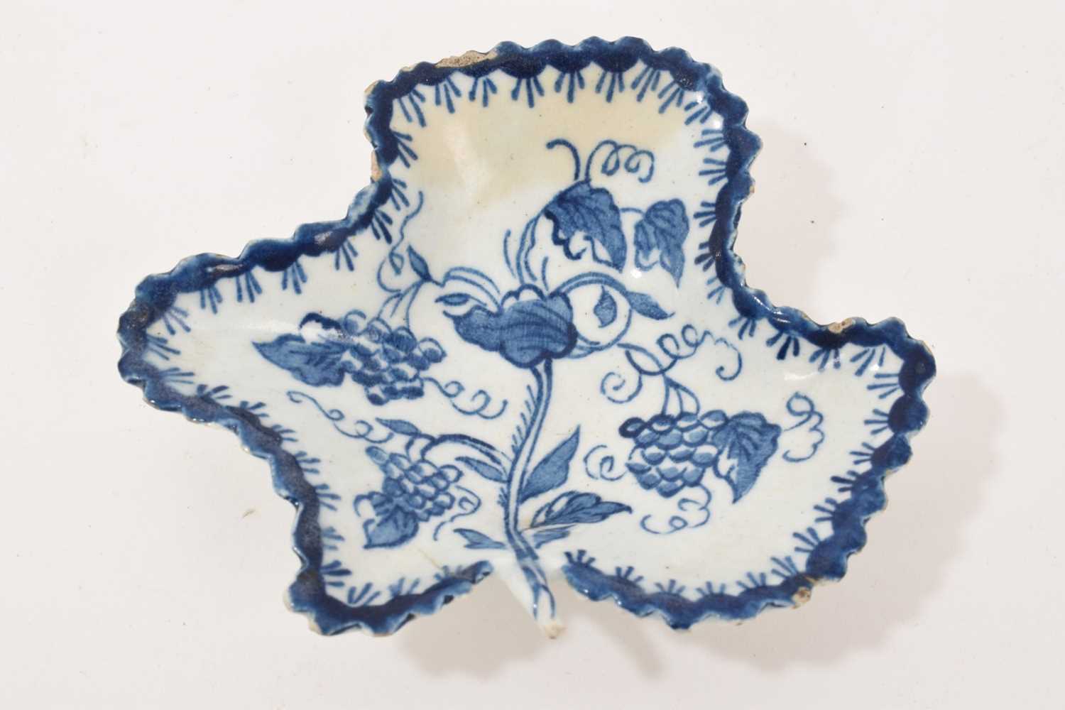 Lot 5029 - Bow blue and white leaf shaped pickle dish