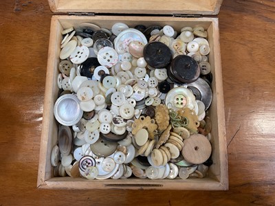 Lot 5089 - Box of buttons
