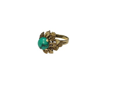 Lot 102 - Yellow metal turquoise cocktail ring, stamped 585