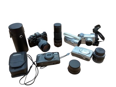 Lot 2916 - Collection of assorted cameras to include Samsung and Praktica and lenses etc, (1 box).
