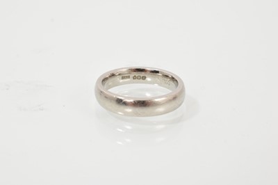 Lot 609 - Platinum wedding ring