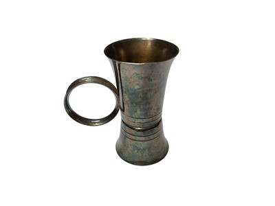 Lot 154 - Contemporary silver double-ended shot measure / jigger with a loop handle (Birmingham 1997), 7cm