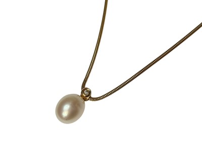 Lot 157 - Cultured pearl and diamond pendant on a 14ct gold chain