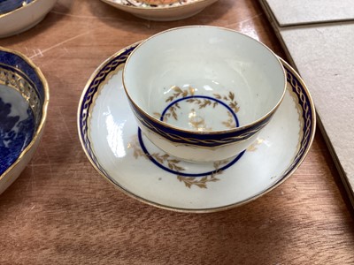 Lot 5014 - Pair of 18th century Chinese tea bowls and saucers, an 18th century Worcester teabowl and saucer and an Imari teacup and saucer