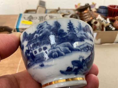 Lot 5014 - Pair of 18th century Chinese tea bowls and saucers, an 18th century Worcester teabowl and saucer and an Imari teacup and saucer