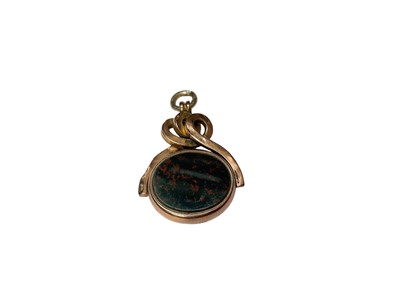 Lot 190 - Gold mounted bloodstone and carnelian rotating fob, marked '10'