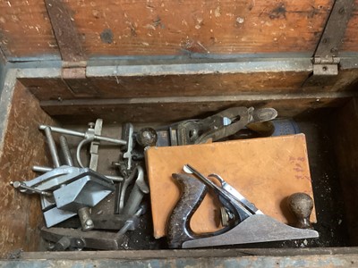 Lot 2988 - Group of assorted tools to include a Stanley Bailey No. 41/2 plane, a Record No. 5 plane and a Stanley Bailey No. 3 plane, all contained in a wooden tool box.