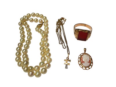 Lot 212 - 9ct gold carnelian signet ring, 9ct gold mounted cameo pendant, gold (333) chain with pendant and a cultured pearl necklace with 9ct gold clasp