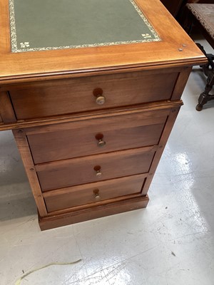 Lot 5310 - Reproduction large pedestal desk with green leather inlay top, 152cm wide x 77cm deep x 68cm tall