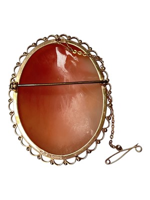 Lot 26 - Carved shell cameo brooch in 9ct gold mount