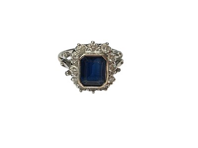 Lot 249 - Sapphire and diamond cocktail ring