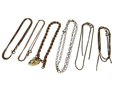 Lot 256 - Six 9ct gold chains (some broken), one with a padlock clasp