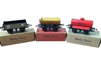 Lot 1924 - Hornby O Gauge No.2 Engine Shed, with damaged box, No.1 rolling stock, Turntable No.1, track and accessories (qty)