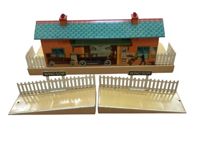 Lot 1934 - Hornby O Gauge Windsor Railway Station No.2, Signal Cabin No.2, Footbridge No.1, Water Tank No.1, Double & Single Arm Signal No.2 and Platform Crane, all boxed (7)