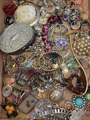 Lot 317 - Collection of vintage costume jewellery and bijouterie