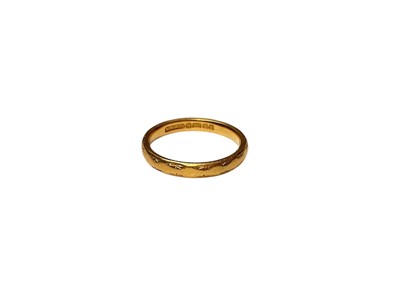 Lot 30 - 22ct gold wedding ring with engraved pattern (Birmingham 1959), size L-L½.