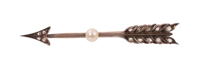 Lot 576 - Edwardian pearl and diamond arrow brooch with a 4.75mm pearl (not tested for natural origin) and rose-cut diamonds in silver and gold setting, 58mm. In associated Mappin & Webb box.