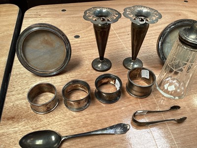 Lot 5079 - Quantity of silver to include four silver napkin rings, two silver picture frames etc