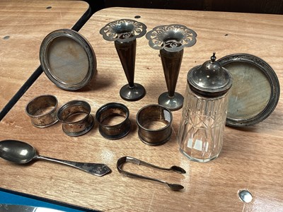 Lot 5079 - Quantity of silver to include four silver napkin rings, two silver picture frames etc