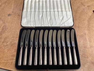 Lot 5079 - Quantity of silver to include four silver napkin rings, two silver picture frames etc