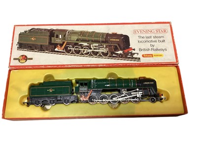 Lot 1717 - Tri-ang Hornby OO Gauge BR lined green 2-10-0 Class 9F Evening Star tender locomotive 92220, boxed R281 (1)