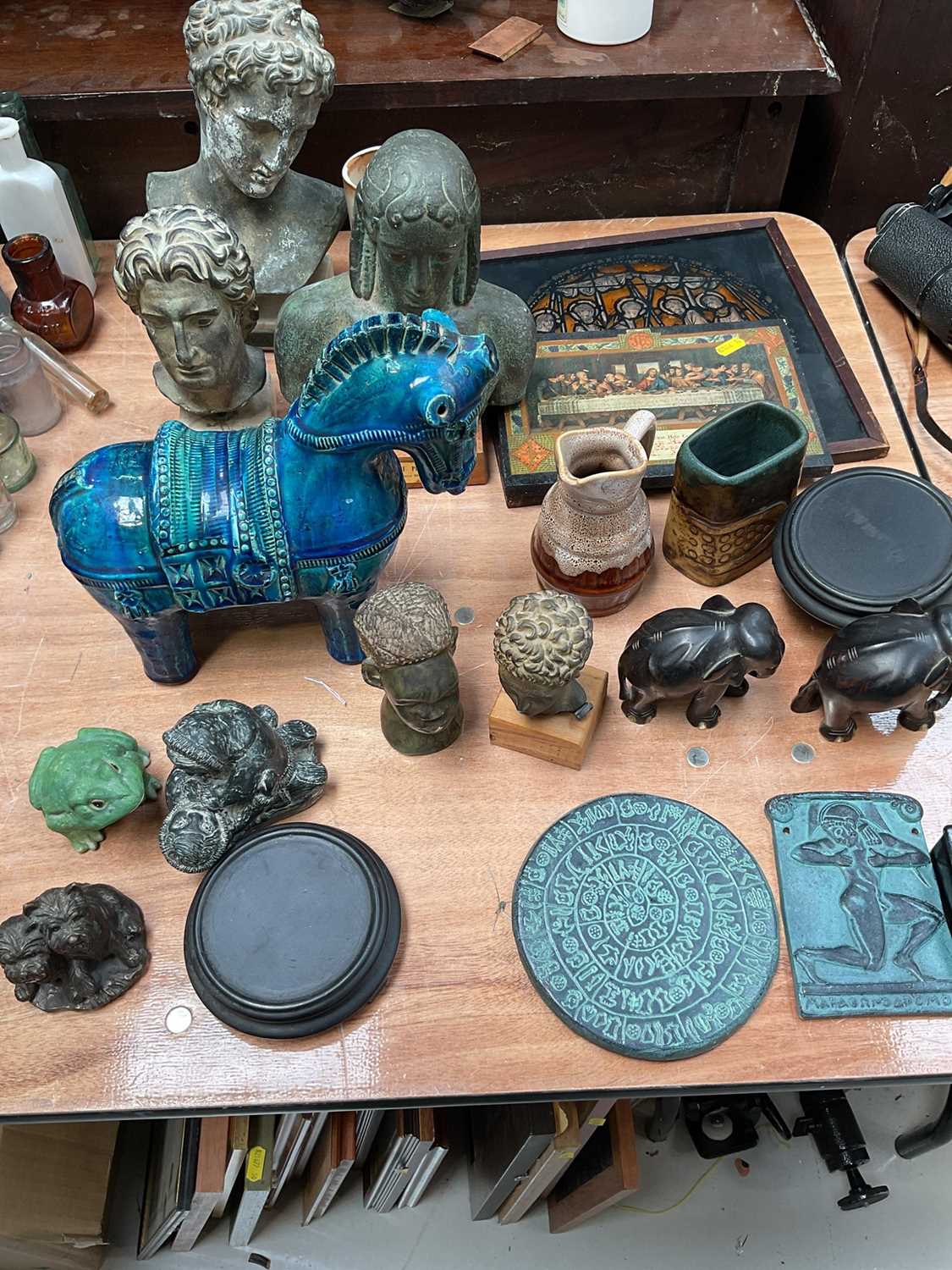 Lot 5089 - Sundry items, including museum copies of Ancient Greek antiquities, Russian lacquer box, etc
