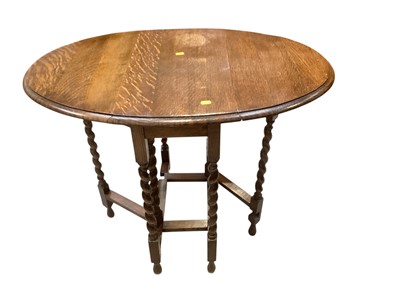 Lot 5339 - 1930s oak drop leaf table on spiral twist supports, opening to 92cm x 62cm