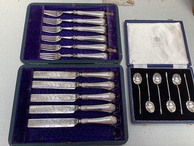 Lot 5274 - Group of silver to include a silver bon bon dish, silver cased spoons etc