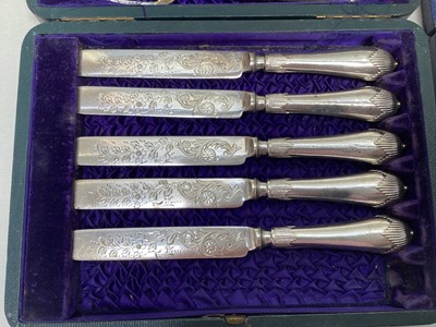 Lot 5274 - Group of silver to include a silver bon bon dish, silver cased spoons etc