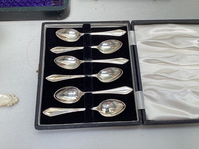 Lot 5274 - Group of silver to include a silver bon bon dish, silver cased spoons etc